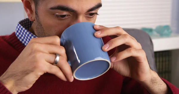 Closeup de homem bebendo xícara de café — Fotografia de Stock