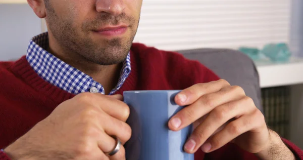 Fechar-se do homem que segura caneca — Fotografia de Stock