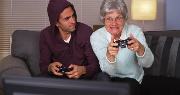 Pazza nonna che picchia suo nipote ai videogiochi — Foto Stock