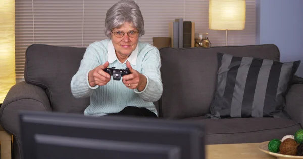 Mulher idosa jogando videogames — Fotografia de Stock