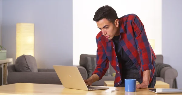 Hispanic man working on laptop — Stock Photo, Image