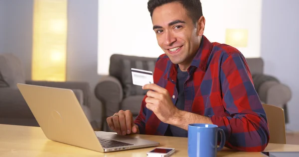 Homem mexicano sorrindo com cartão de crédito — Fotografia de Stock