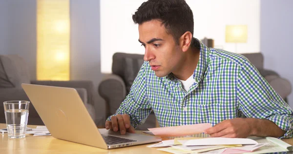 İspanyol adam onun faturalarını ile sinirli