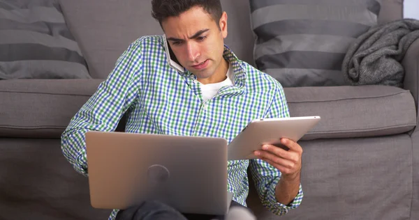 Hombre usando la tableta del teléfono inteligente y portátil — Foto de Stock