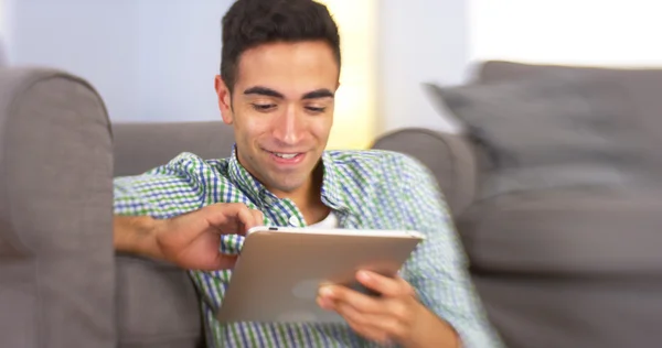 Hombre mexicano usando tableta en el suelo — Foto de Stock