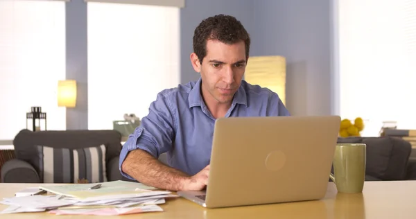 Joven haciendo sus impuestos — Foto de Stock