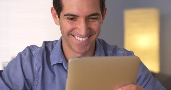 Šťastný muž pomocí tabletu na stůl — Stock fotografie