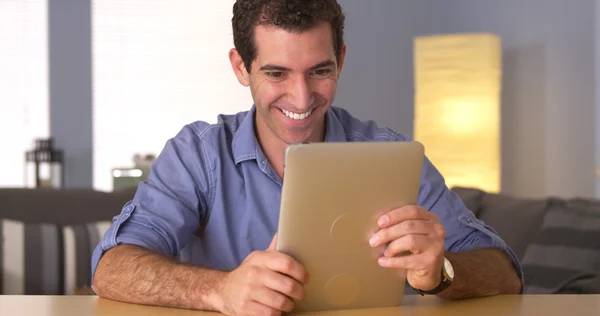 Masa başında tablet kullanan adam — Stok fotoğraf