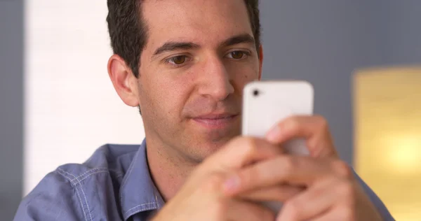 Man texting op smartphone — Stockfoto