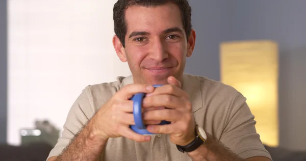 Homem feliz bebendo seu café — Fotografia de Stock