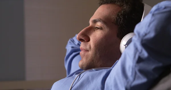 Empresario tomando un descanso y escuchando música —  Fotos de Stock