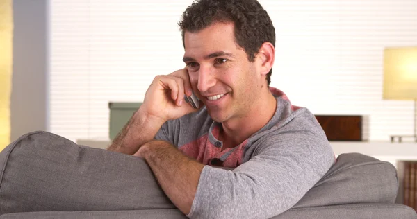 Hombre hablando en teléfono inteligente en la sala de estar —  Fotos de Stock