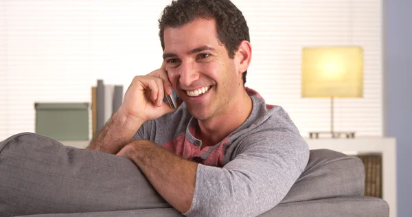 Homem falando no smartphone na sala de estar — Fotografia de Stock