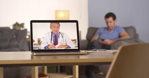 Medico dando consigli via webcam — Foto Stock