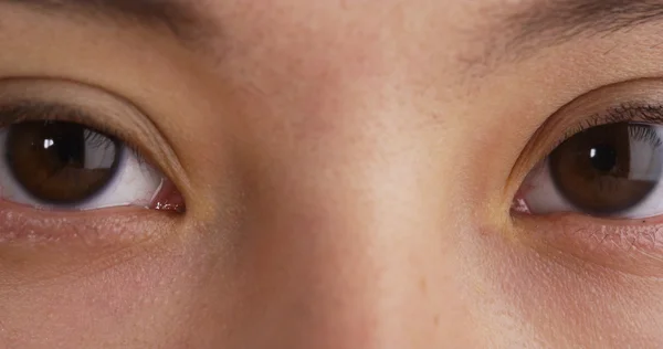 Närbild av blandras kvinnans ögon — Stockfoto