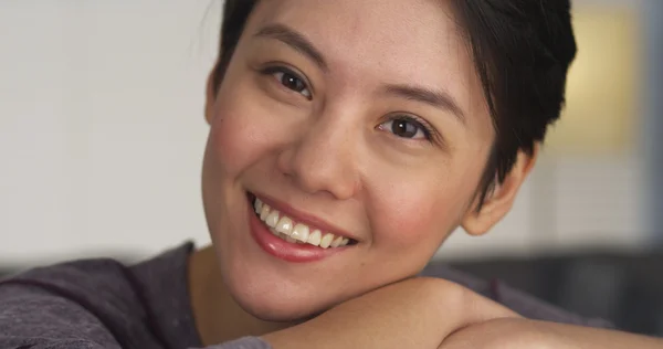 Chinese woman smiling and laughing — Stock Photo, Image