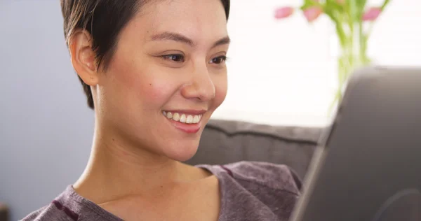 Leuke Chinese vrouw gelukkig met behulp van Tablet PC — Stockfoto