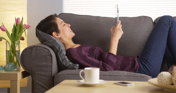 Aantrekkelijke Chinese vrouw met behulp van Tablet PC op Bank — Stockfoto