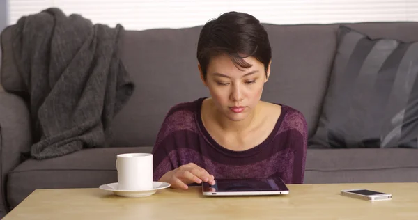 Mujer asiática sentada en la mesa de café con tableta — Foto de Stock