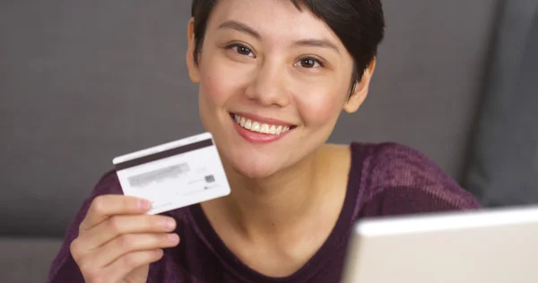 Attrayant asiatique femme tenant carte de crédit — Photo