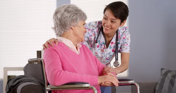 Asiatische Krankenschwester im Gespräch mit älteren Patienten — Stockfoto