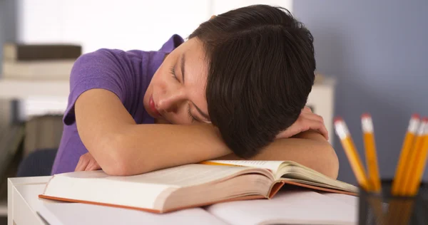 Aziatische vrouw slapen op de top van boeken — Stockfoto