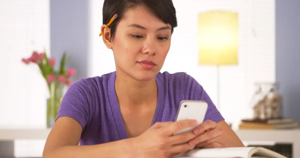 Chinese vrouw texting klasgenoot op smartphone — Stockfoto