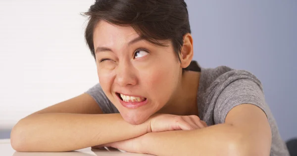 Mujer china feliz mirando a la cámara — Foto de Stock