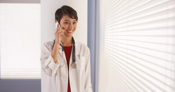 Cinese donna medico parlando su smartphone in ufficio — Foto Stock