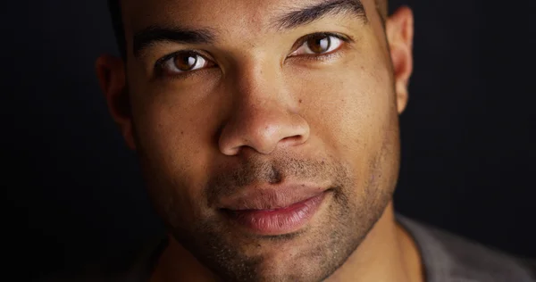 Handsome black man looking at camera — Stock Photo, Image