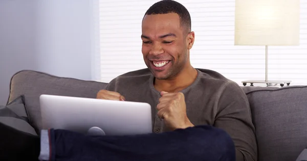 Nero ragazzo streaming il gioco su il suo computer portatile — Foto Stock