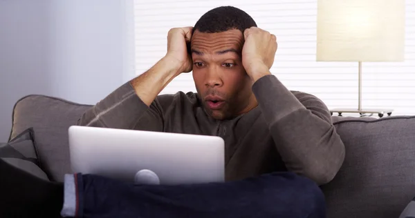 Noir guy streaming l 'jeu sur son ordinateur portable — Photo