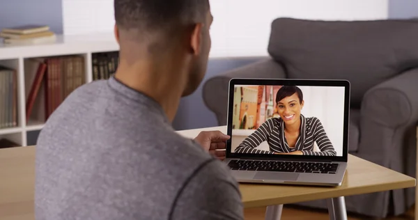 Twee Afrikaanse vrienden video chatten op laptop — Stockfoto