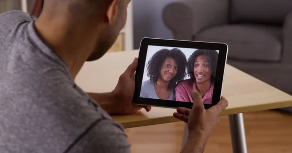 Afrikaanse man praten met familieleden met Tablet PC — Stockfoto