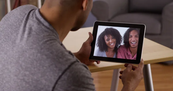 Afrikaanse man praten met familieleden met Tablet PC — Stockfoto