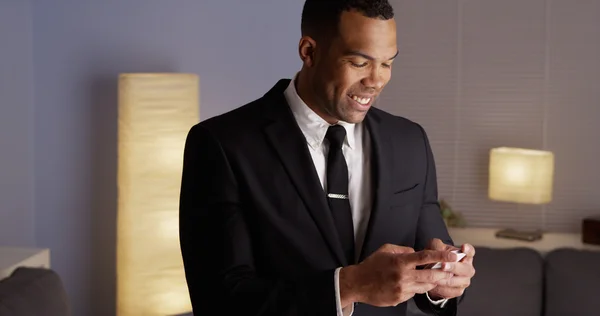 Handsome black businessman typing on smartphone — Stock Photo, Image