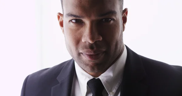 Atrakcyjny czarny człowiek patrząc na aparat nosi garnitur — Zdjęcie stockowe
