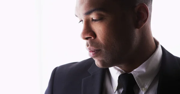 Profilo di handsome black man wearing a suit — Foto Stock