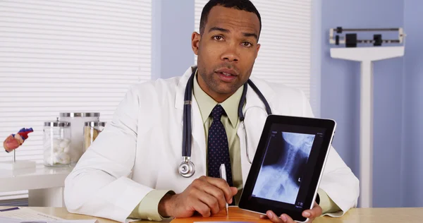 一位黑人医生审阅颈部 x 射线 — 图库照片