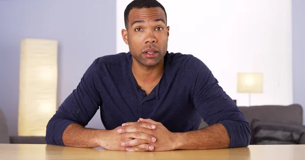 Siyah adam kameraya konuşurken