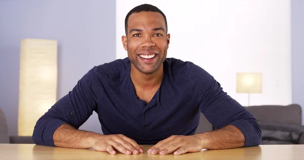 Kameraya konuşan mutlu Afrika adam