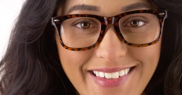 Ganska mexikanska kvinna som bär glasögon — Stockfoto