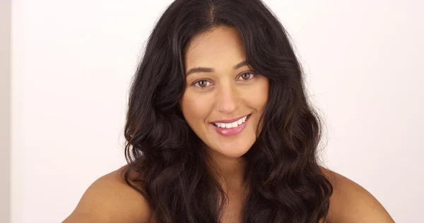 Hispanic woman smiling at camera — Stock Photo, Image