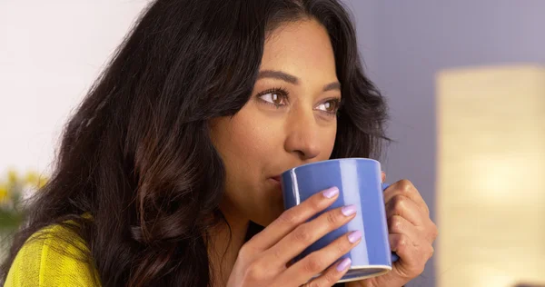 Mulher hispânica desfrutando de sua xícara de café — Fotografia de Stock