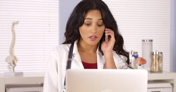 Mexican doctor talking  on her smartphone in the office — Stock Photo, Image