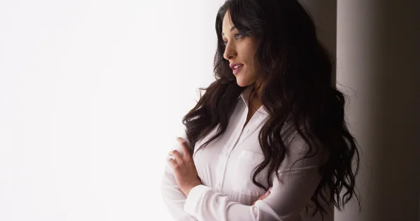 Mexican businesswoman looking at camera — Stock Photo, Image