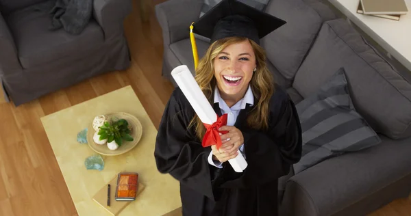 Gelukkig jonge vrouw afgestudeerd met diploma — Stockfoto