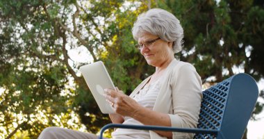 Üst düzey kadın parkta tablet kullanma