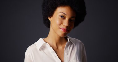 Afro ve beyaz bluz siyah kadın portresi
