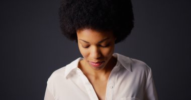 Afro ve beyaz bluz siyah kadın portresi